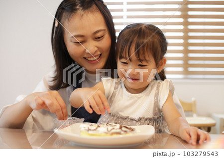 ホットケーキにトッピングを乗せる親子 103279543