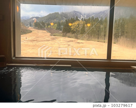 湯船から眺める妙高山 展望温泉浴場 大浴場 湯船から眺める妙高山 展望温泉浴場 大浴場 103279617