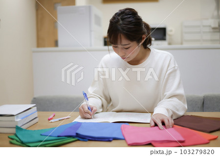 色彩の勉強をする女性 色彩の勉強をする女性 103279820