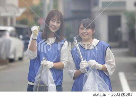 ゴミ拾いする女性 ゴミ拾いする女性 103280093