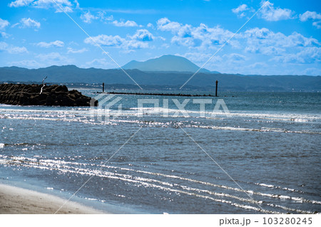秋晴れの稲佐の浜から望む三瓶山2 島根県出雲市 秋晴れの稲佐の浜から望む三瓶山2 島根県出雲市 103280245