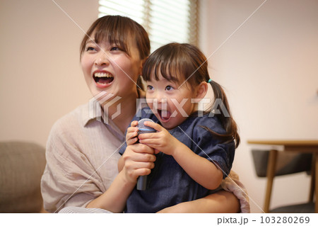 自宅でカラオケを楽しむ親子 103280269