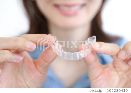 マウスピース矯正　歯列矯正 103280430