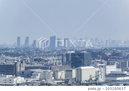 横浜みなとみらいの高所から、超望遠レンズで東京都心方面を撮影した風景　タイムラプス 103280637