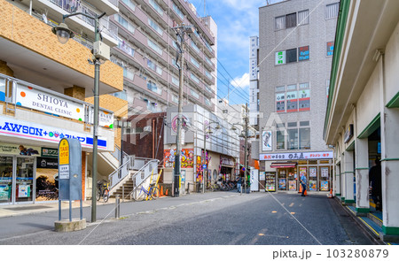 神奈川県川崎市の都市風景　尻手駅 103280879