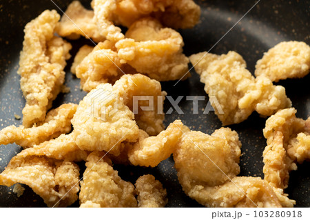 鶏皮の唐揚げをフライパンで温め直す。 鶏皮の唐揚げをフライパンで温め直す。 103280918