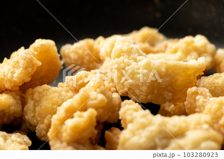 鶏皮の唐揚げをフライパンで温め直す。 鶏皮の唐揚げをフライパンで温め直す。 103280923