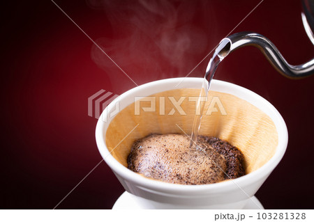 ドリップコーヒーを淹れる ドリップコーヒーを淹れる 103281328