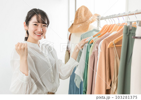 ガッツポーズをするショップ・服屋で働く笑顔の販売員・従業員・ショップ店員のアジア人女性 103281375