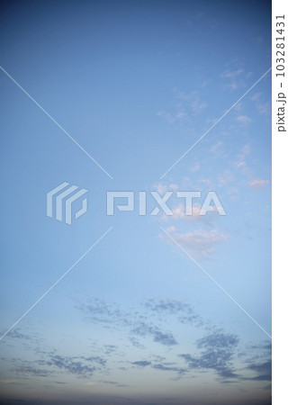 夏の夕焼け空 素材 【東京都】 103281431