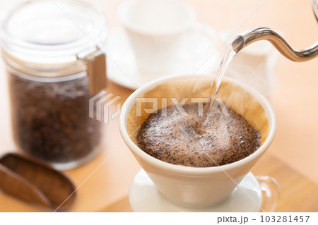 ドリップコーヒーを淹れる ドリップコーヒーを淹れる 103281457