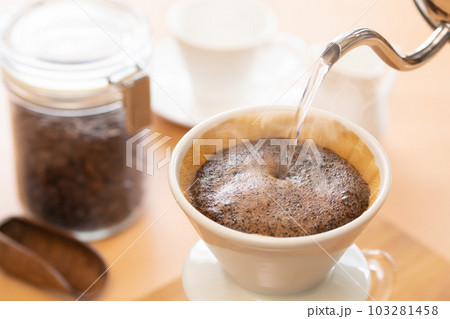 ドリップコーヒーを淹れる ドリップコーヒーを淹れる 103281458
