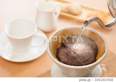 ドリップコーヒーを淹れる ドリップコーヒーを淹れる 103281508