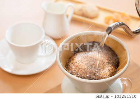 ドリップコーヒーを淹れる ドリップコーヒーを淹れる 103281510