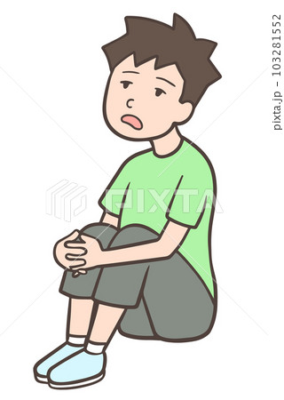 体育座りでぼんやりする男性 103281552