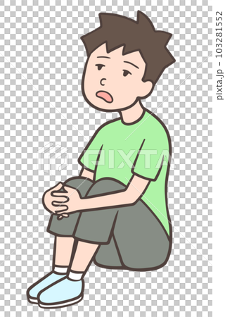 体育座りでぼんやりする男性 103281552