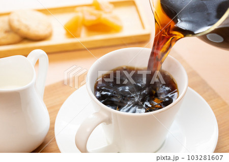 ホットコーヒーを注ぐ 103281607