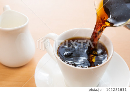 ホットコーヒーを注ぐ 103281651