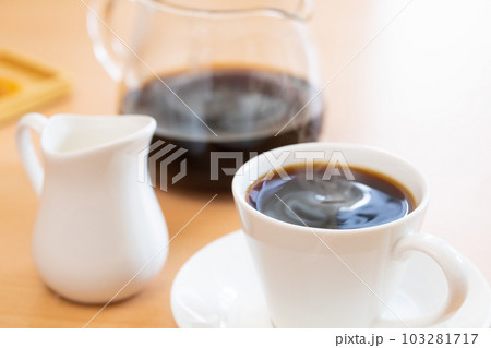 テーブルの上のホットコーヒー テーブルの上のホットコーヒー 103281717