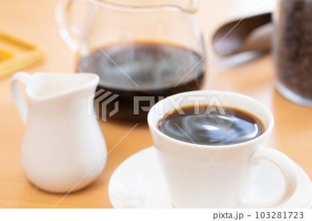 テーブルの上のホットコーヒー テーブルの上のホットコーヒー 103281723
