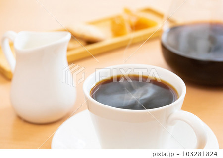 テーブルの上のホットコーヒー テーブルの上のホットコーヒー 103281824