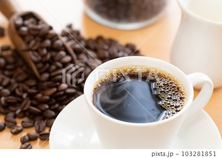 テーブルの上のホットコーヒーとコーヒー豆 テーブルの上のホットコーヒーとコーヒー豆 103281851