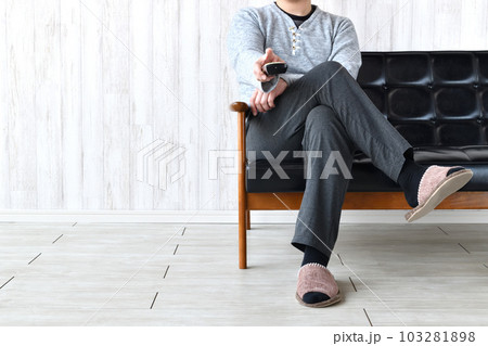 家事・育児に無関心で無趣味な男性イメージ 家事・育児に無関心で無趣味な男性イメージ 103281898