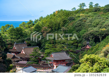 日御碕神社と日本海遠望　島根県出雲市 103282639