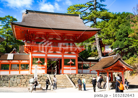 秋晴れの日御碕神社の楼門と手水舎 島根県出雲市 秋晴れの日御碕神社の楼門と手水舎 島根県出雲市 103282643
