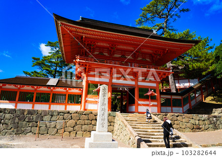 日御碕神社の楼門と秋晴れの青空 島根県出雲市 日御碕神社の楼門と秋晴れの青空 島根県出雲市 103282644