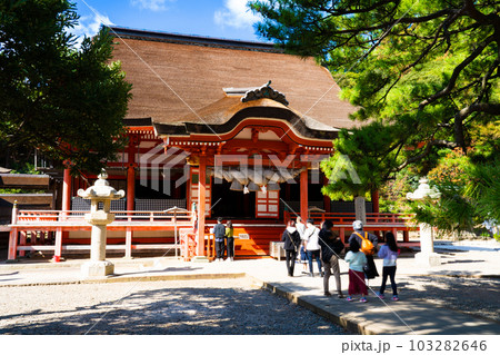 日御碕神社　日沈宮（下の宮）の拝殿2　島根県出雲市 103282646