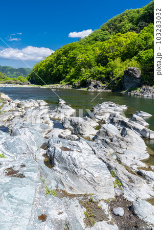 《埼玉県》初夏の長瀞・新緑の岩畳 《埼玉県》初夏の長瀞・新緑の岩畳 103283032