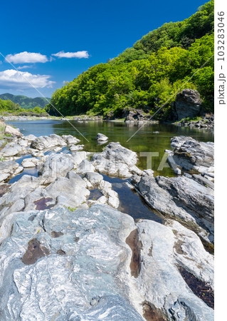 《埼玉県》初夏の長瀞・新緑の岩畳 103283046