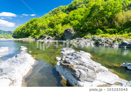 《埼玉県》初夏の長瀞・新緑の岩畳 《埼玉県》初夏の長瀞・新緑の岩畳 103283048