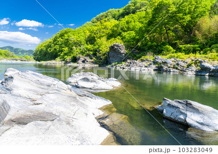 《埼玉県》初夏の長瀞・新緑の岩畳 103283049