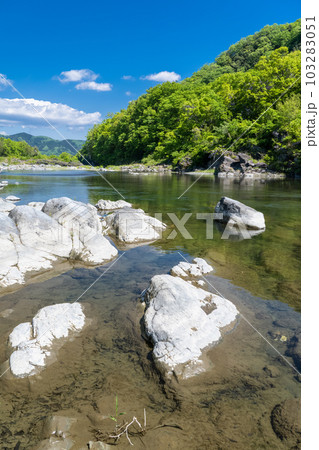 《埼玉県》初夏の長瀞・新緑の岩畳 103283051