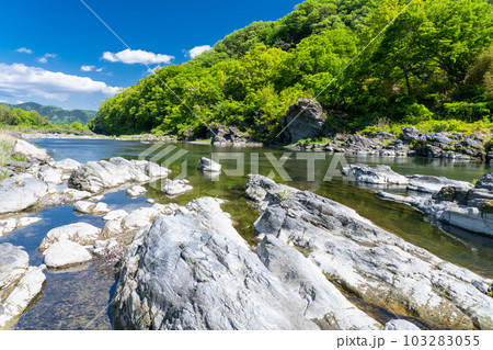 《埼玉県》初夏の長瀞・新緑の岩畳 《埼玉県》初夏の長瀞・新緑の岩畳 103283055
