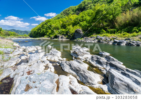 《埼玉県》初夏の長瀞・新緑の岩畳 《埼玉県》初夏の長瀞・新緑の岩畳 103283058