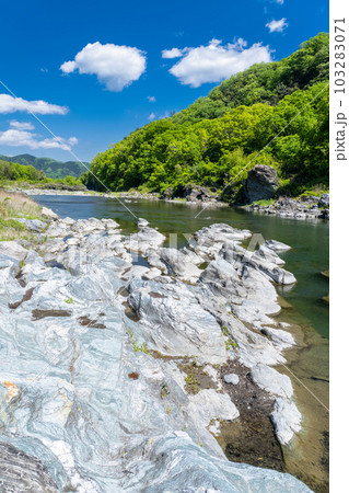 《埼玉県》初夏の長瀞・新緑の岩畳 103283071