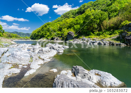 《埼玉県》初夏の長瀞・新緑の岩畳 103283072