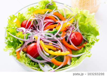 テーブル上の野菜サラダとドレッシング 103283200