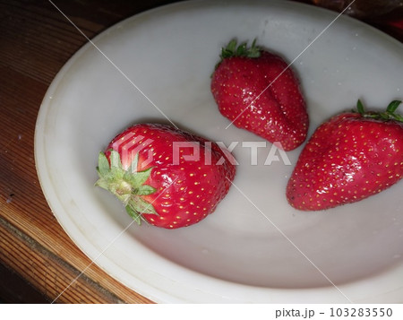 Fresh spring red large strawberry Fresh spring red large strawberry 103283550