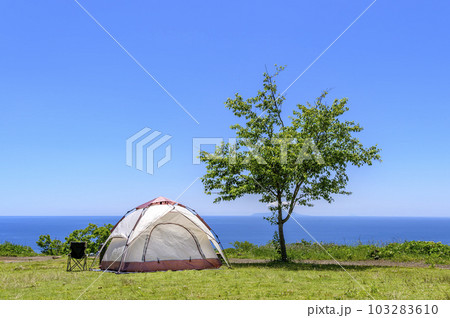 公園にテントを張ってのんびりと過ごす 103283610