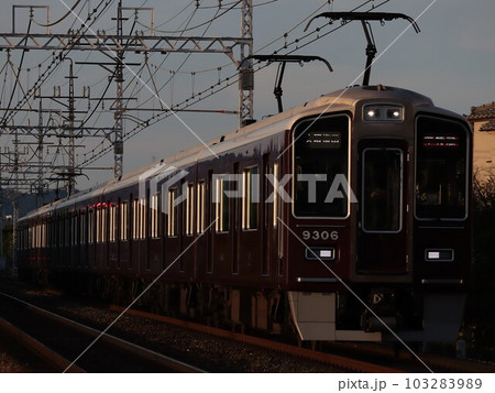 日没直前の南茨木駅付近を走行する阪急9300系準特急 (9306) 103283989