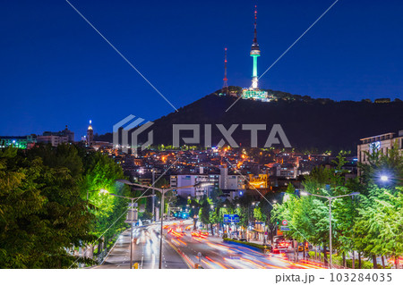 ソウル　ライトアップされたNソウルタワーと緑莎坪大路 103284035