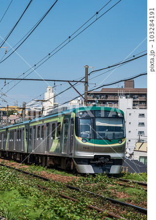東急池上線、緑の電車、石川台駅 103284191