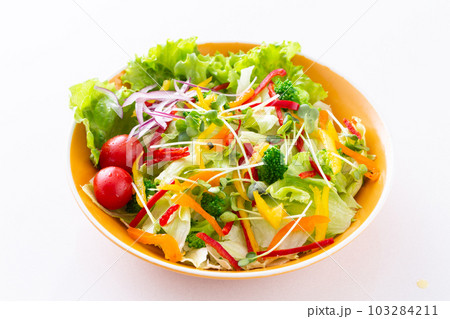 テーブル上の野菜サラダ 103284211