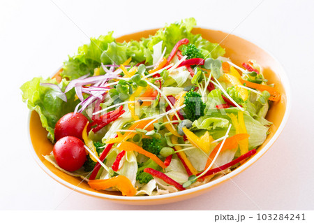 テーブル上の野菜サラダ テーブル上の野菜サラダ 103284241