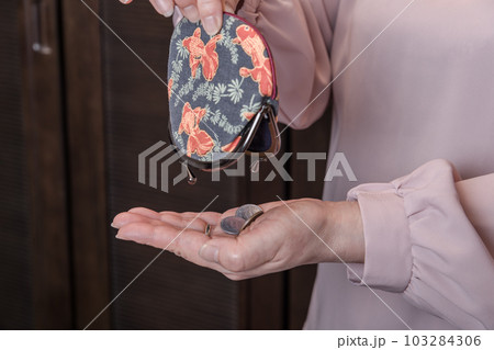 【からっぽのがま口をひっくり返したら小銭が少し・・・】 【からっぽのがま口をひっくり返したら小銭が少し・・・】 103284306