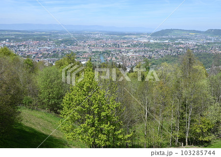 【スイス】 グルテン山から見るベルン旧市街 103285744